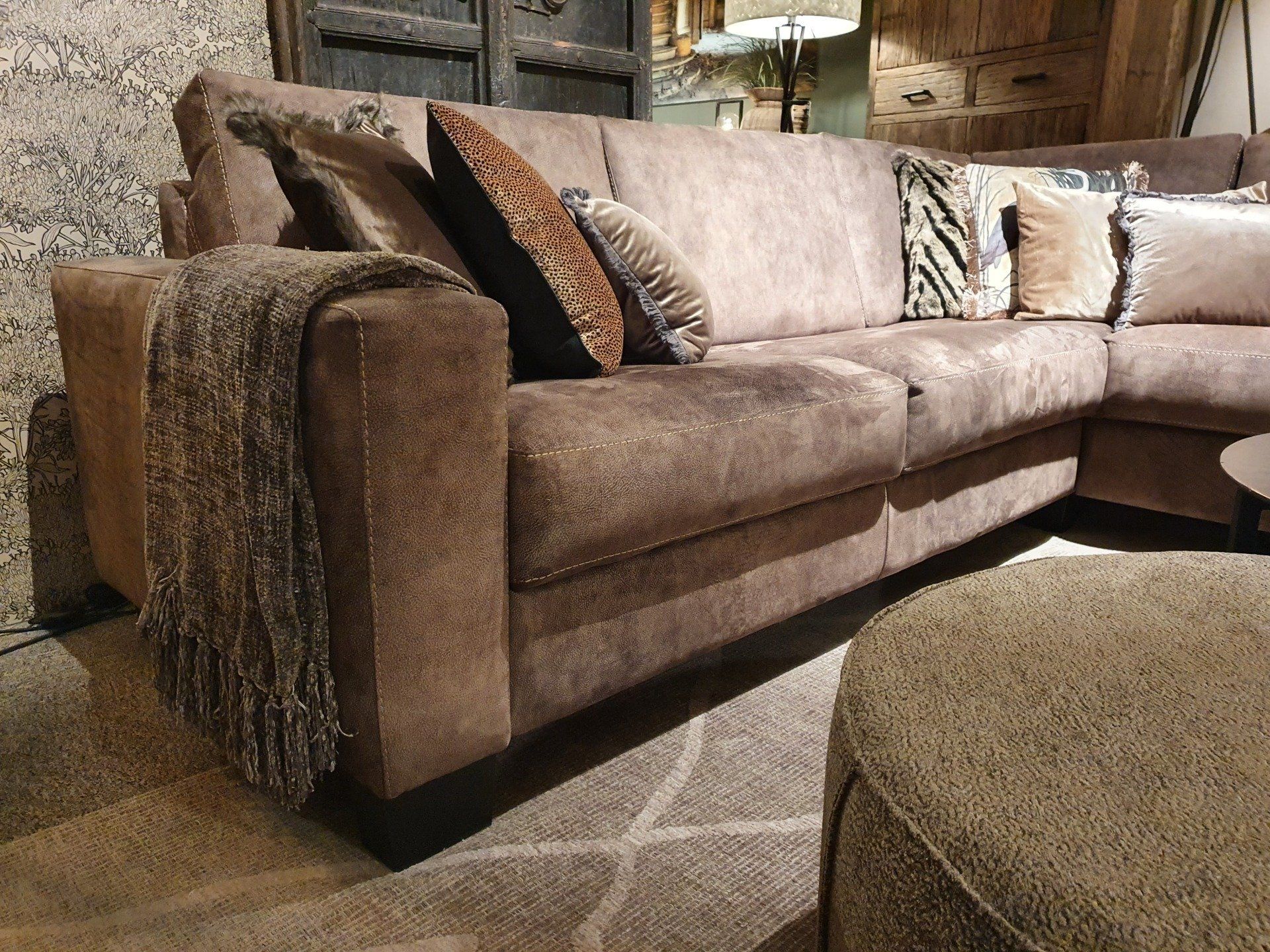 Hoekbank in taupe microleder met contrast stiksel