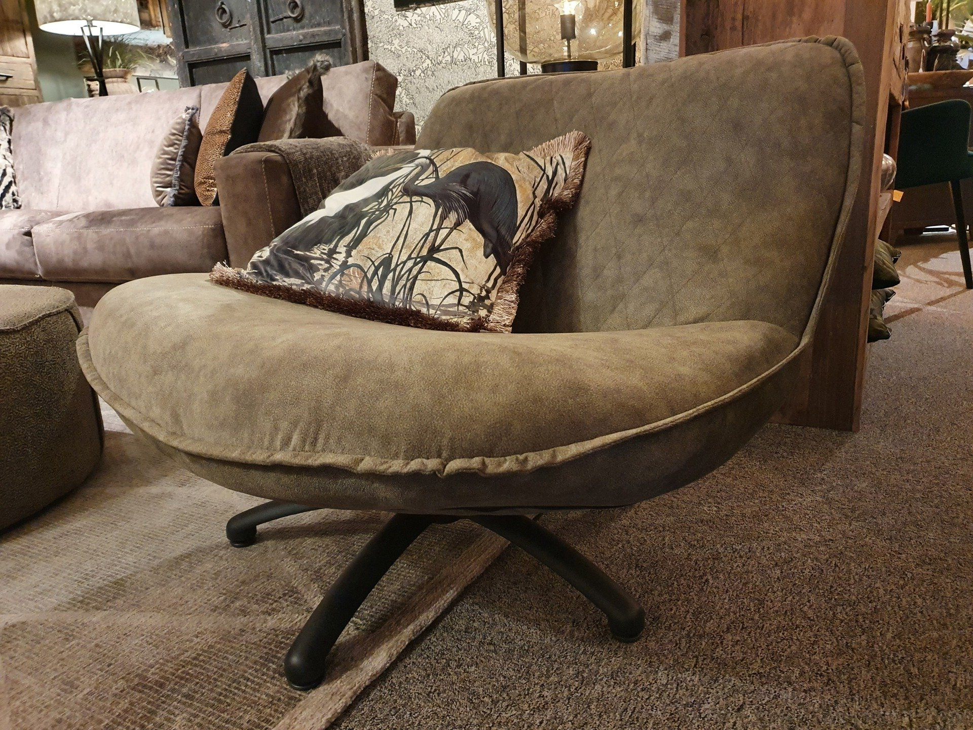Draaifauteuil zonder armleuning, met draaipoot metaal zwart en groene bekleding met ruitstiksel en bies