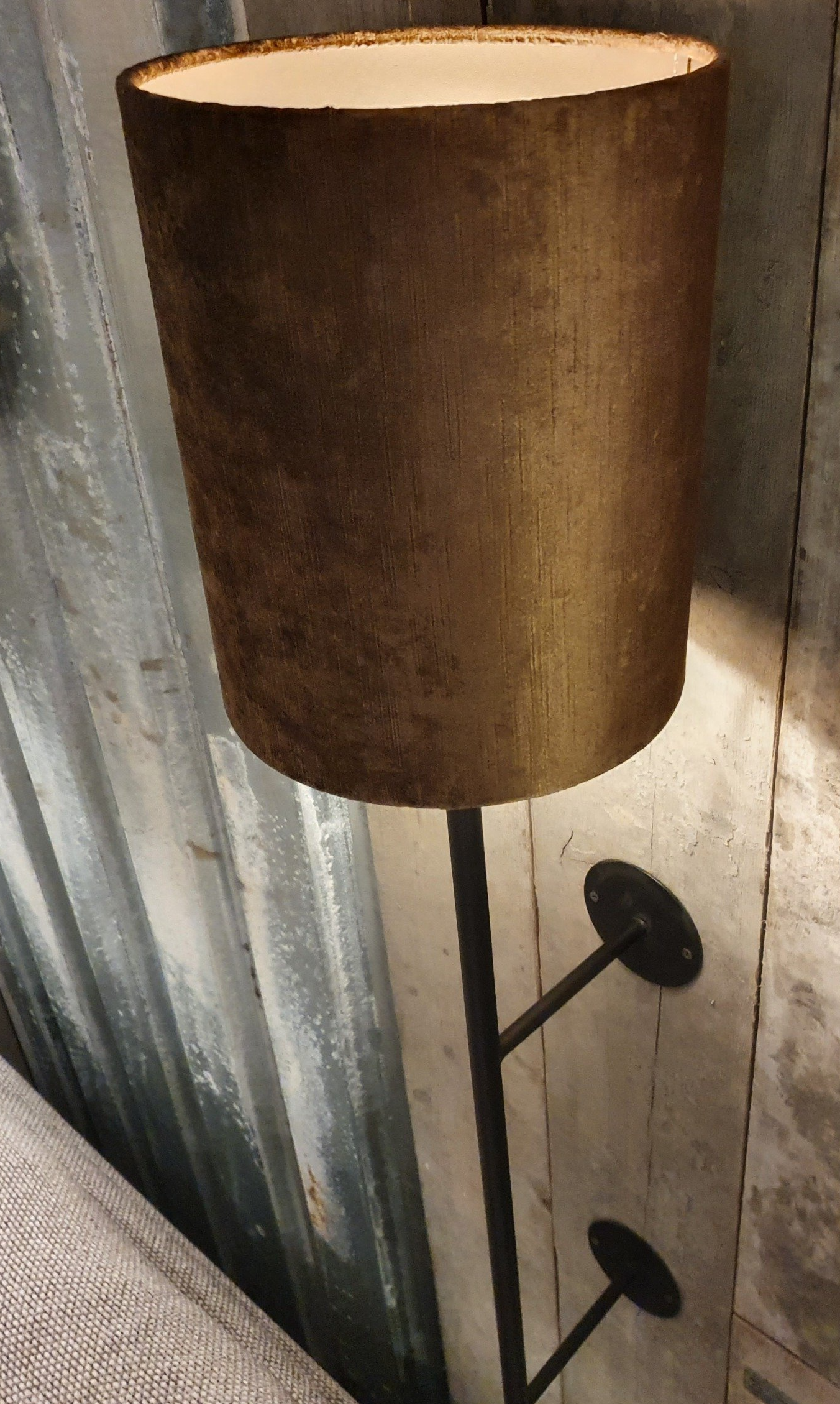 Wandlamp metaal zwart met kap velours taupe
