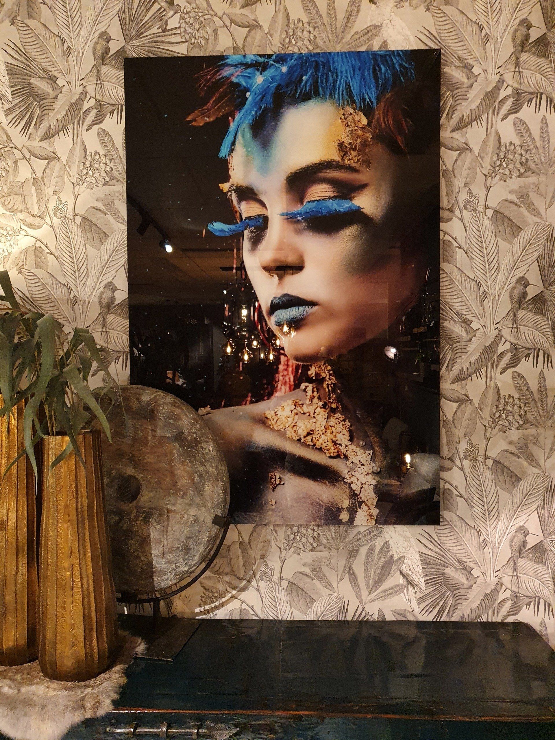 Wandwerk schilderij op glas vrouw blauw goud