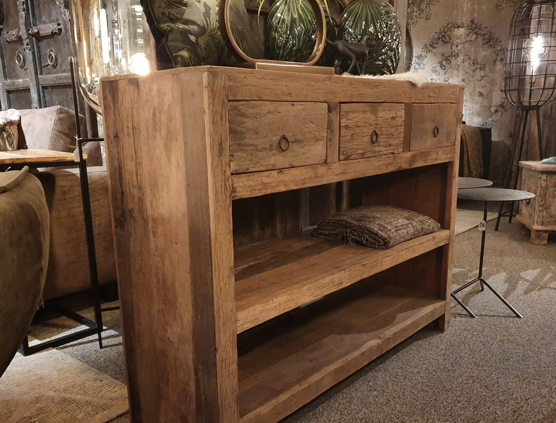 Sidetable met 3 lades en open vakken in grof bielzen hout