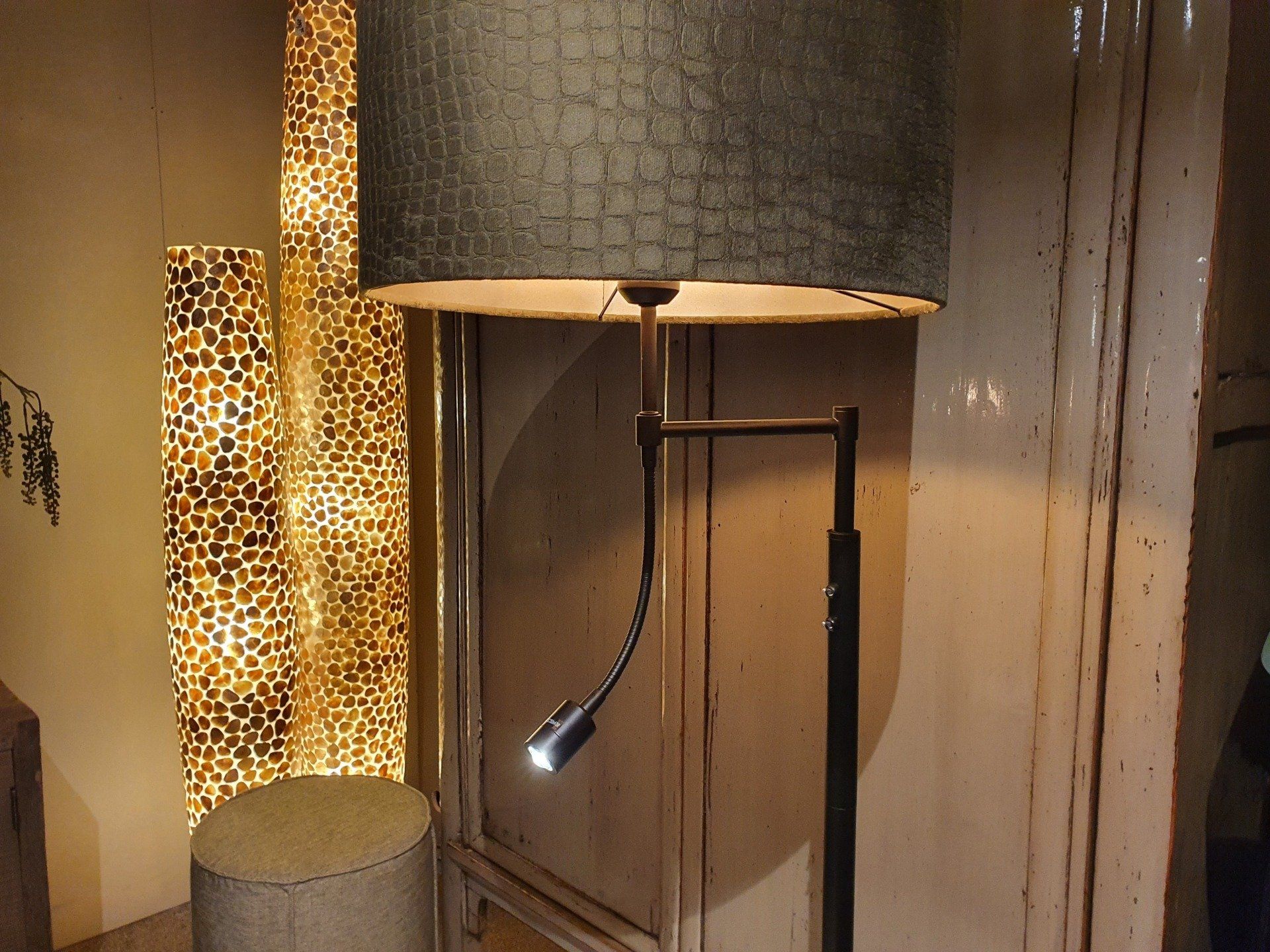 Metaal zwart staande lamp met leesfunctie, kap blauw krokodil print