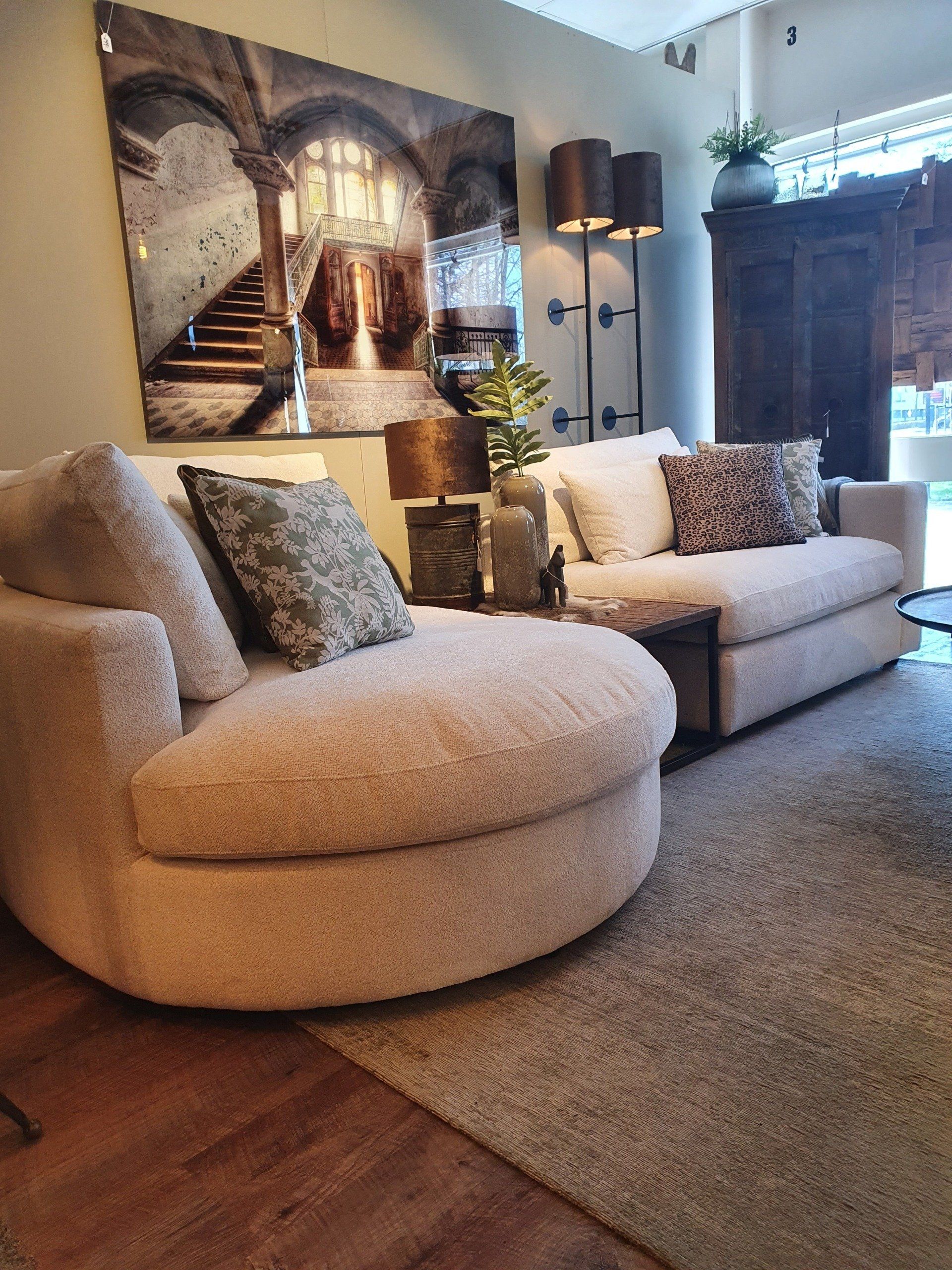 Diepe, zachte loungebank in stof ecru met rond lounge gedeelte