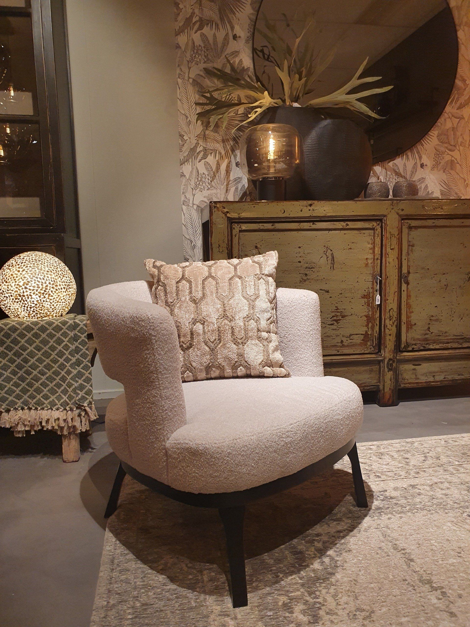 Fauteuil met open rug en zwarte houten poot in ecru teddy boucle
