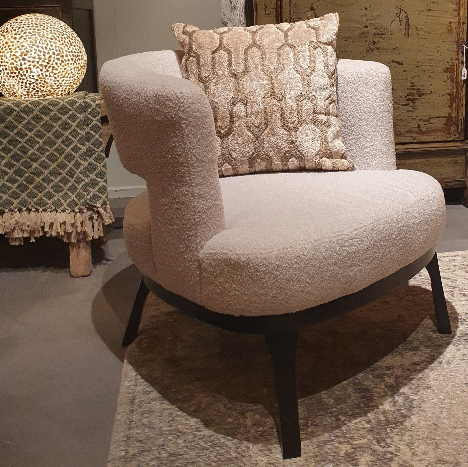 Fauteuil met open rug en zwarte houten poot in ecru teddy boucle
