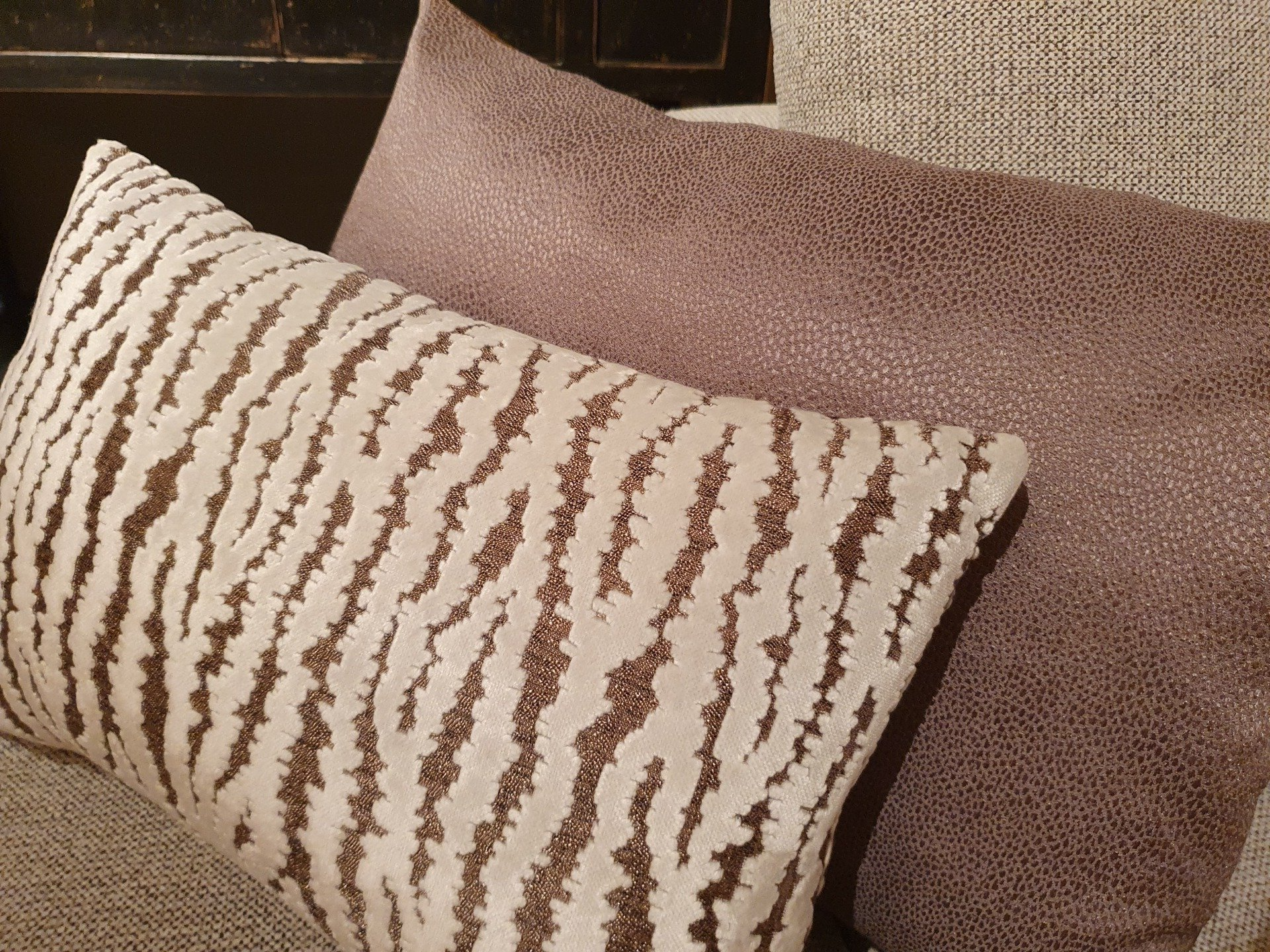 sierkussen beige taupe, met print, ijsbrand