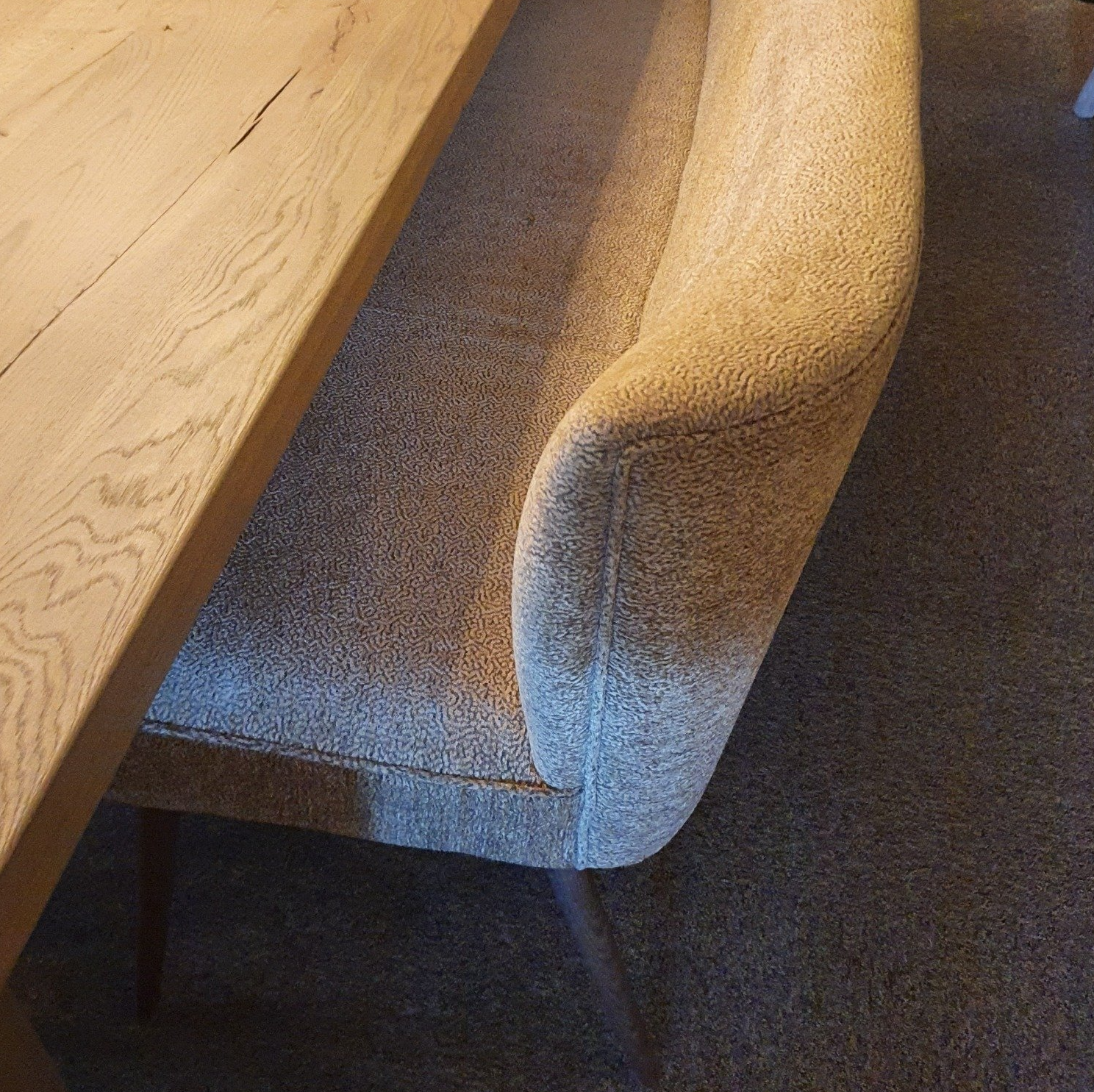 Eetkamerbank in stof met ronde rugleuning en houten poot