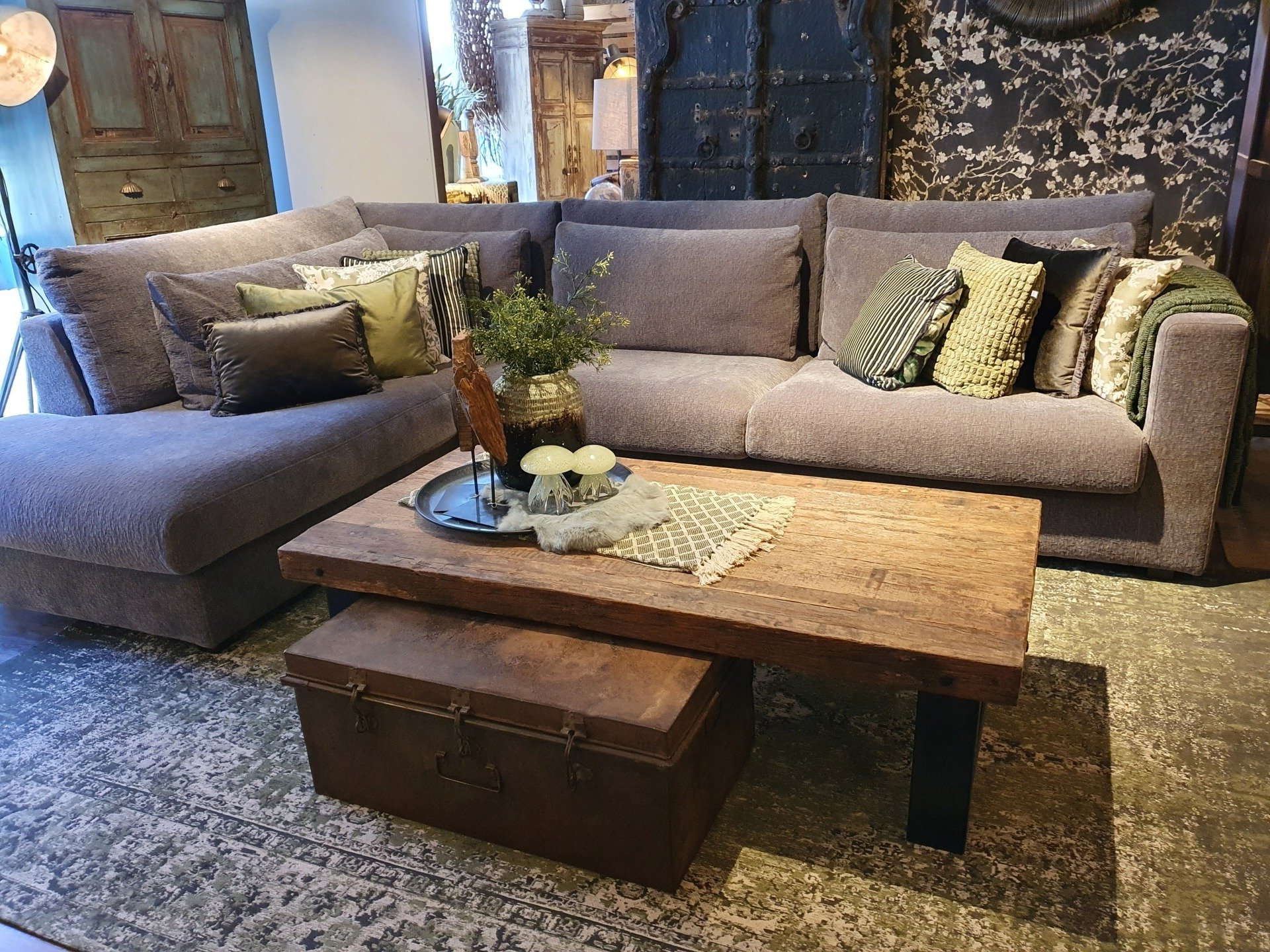 Zachte loungebank met lende kussens en grijze bekleding