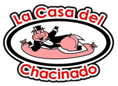 Logotipo de La Casa del Chacinado con un cerdo de dibujos animados con gorro de chef y esmoquin dentro de un óvalo.