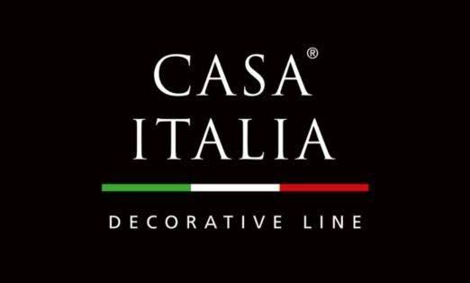 Logo CASA ITALIA Decorative Line su sfondo nero con strisce decorative verdi, bianche e rosse.