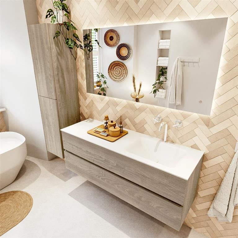 Bagno moderno sui toni del beige con mobile lavabo sospeso, ampio specchio, decorazioni murali.