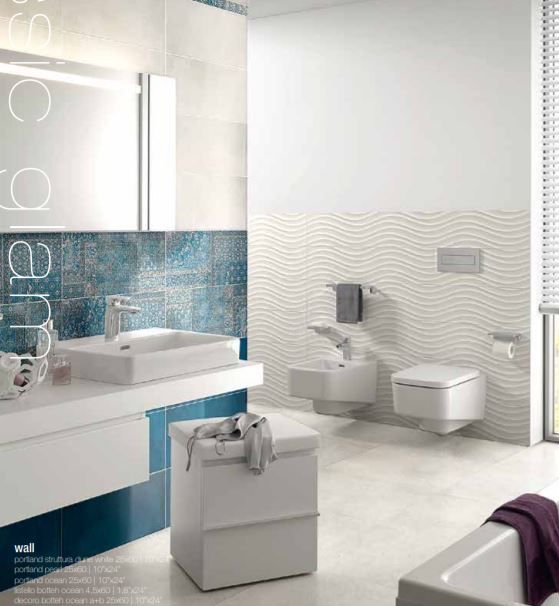 Bagno moderno bianco con lavabo, WC, parete decorativa con mosaico blu e panca portasciugamani.