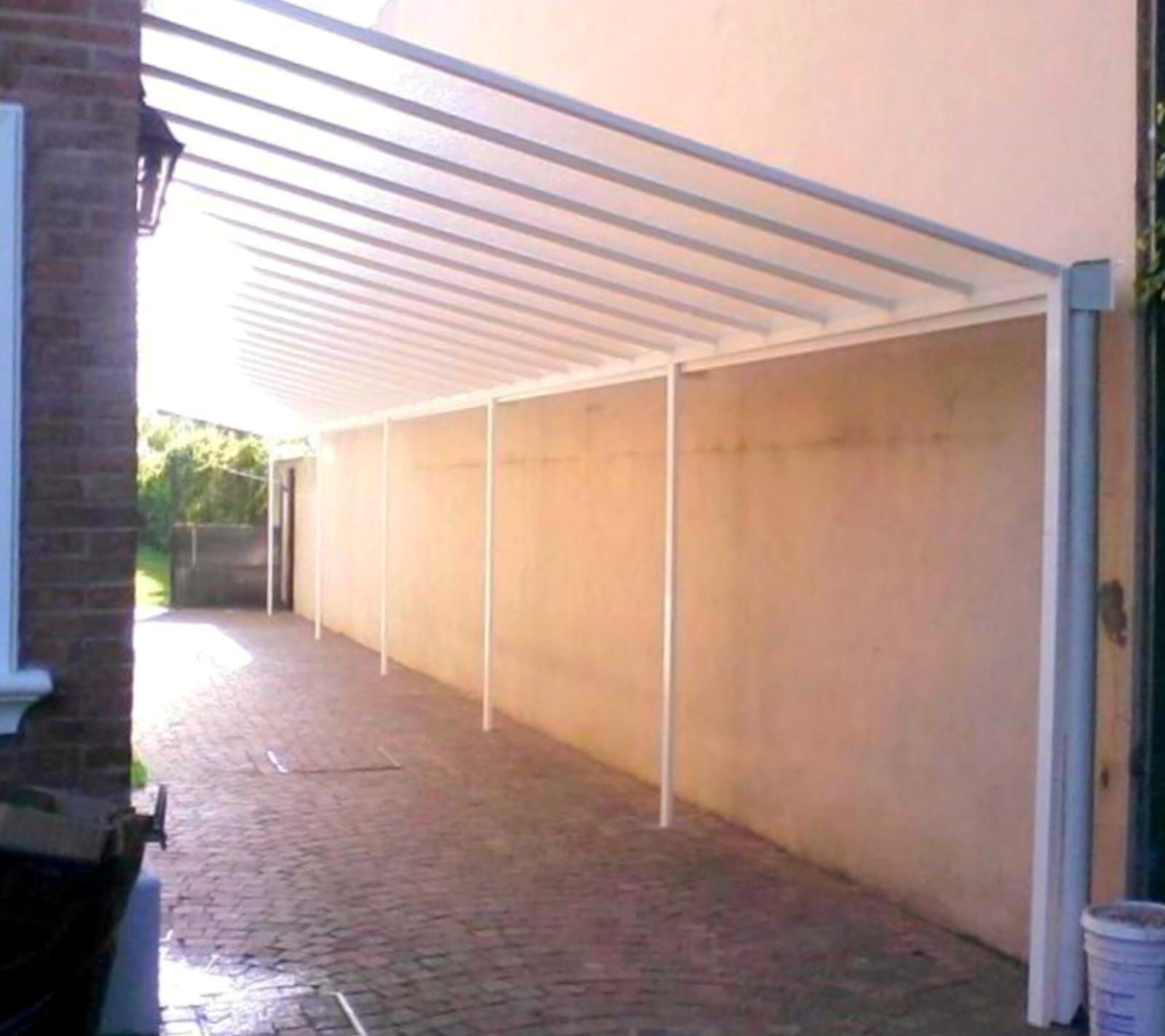 Un edificio de ladrillo con una pasarela cubierta delante de él.