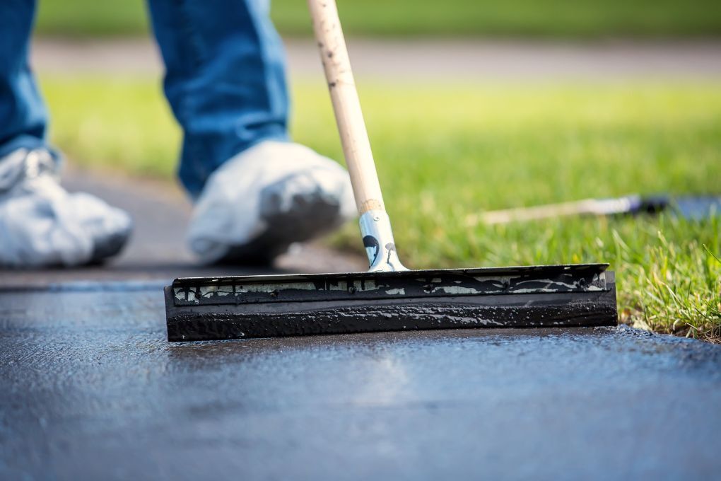 Driveway Coventry brushing sealant onto a driveway