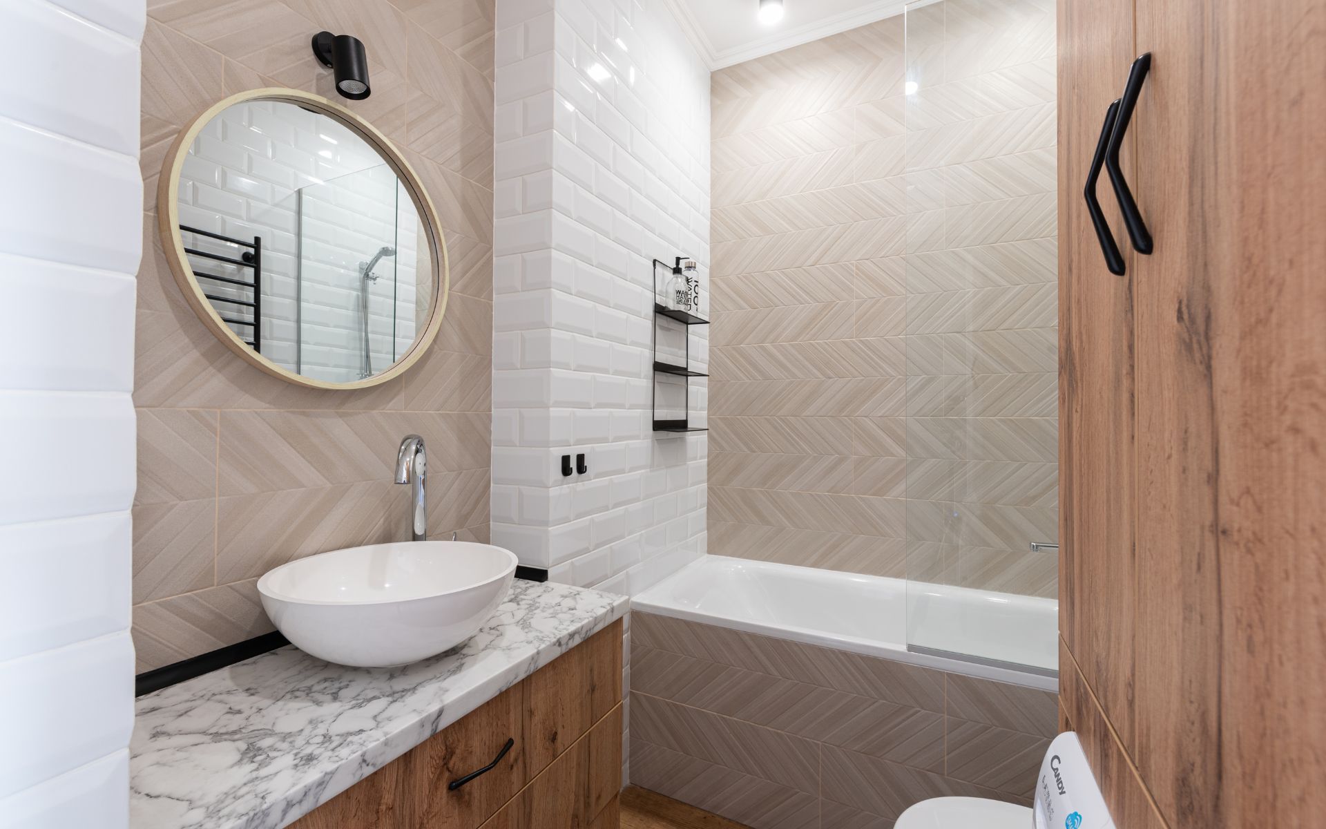 a bathroom with a sink , toilet , bathtub and mirror .