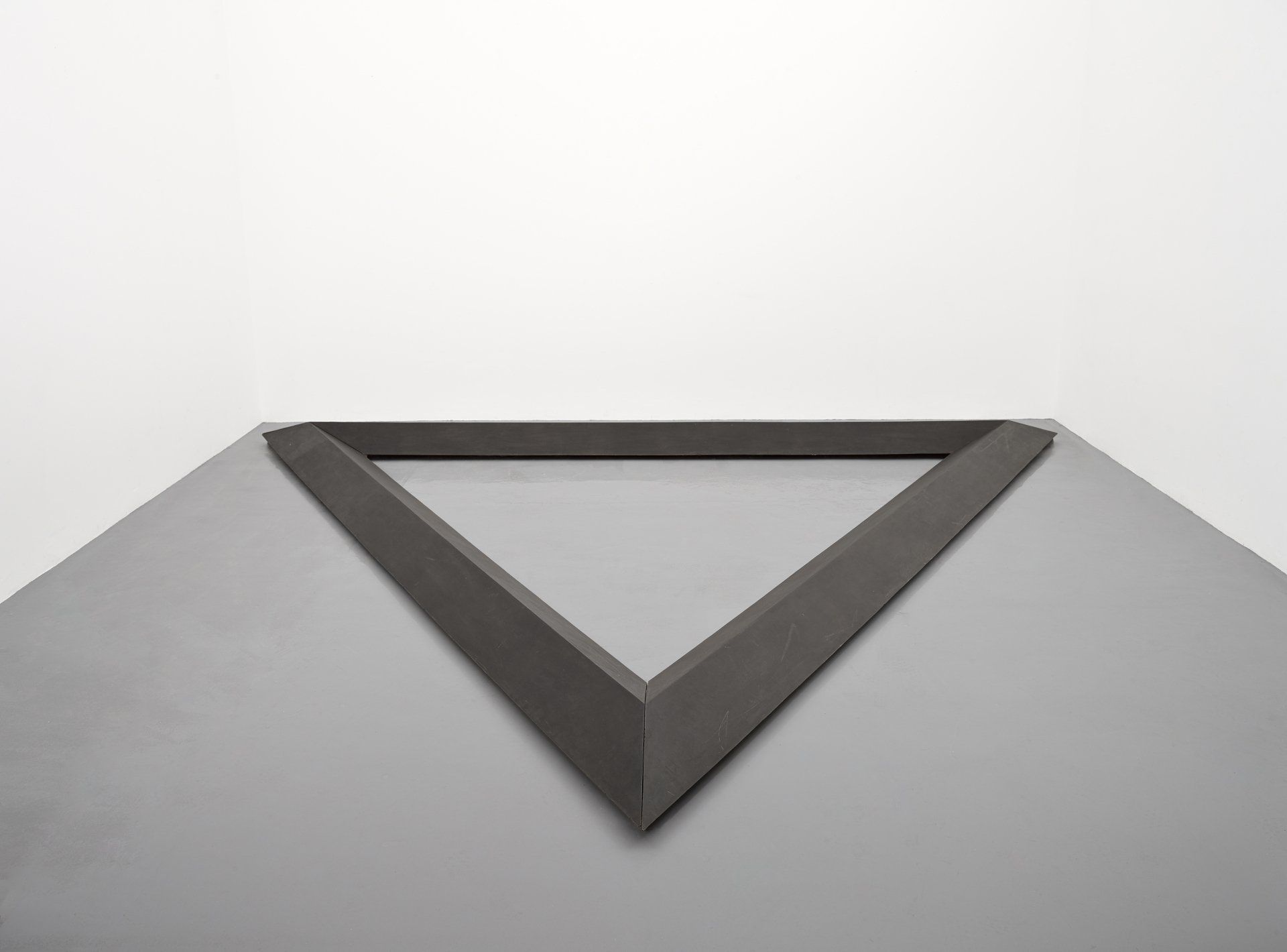 Bruce Nauman / Triangle , 1977-1986 /Peter mallet photography