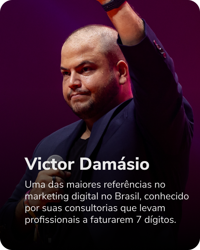 Victor damaso está segurando um microfone na mão