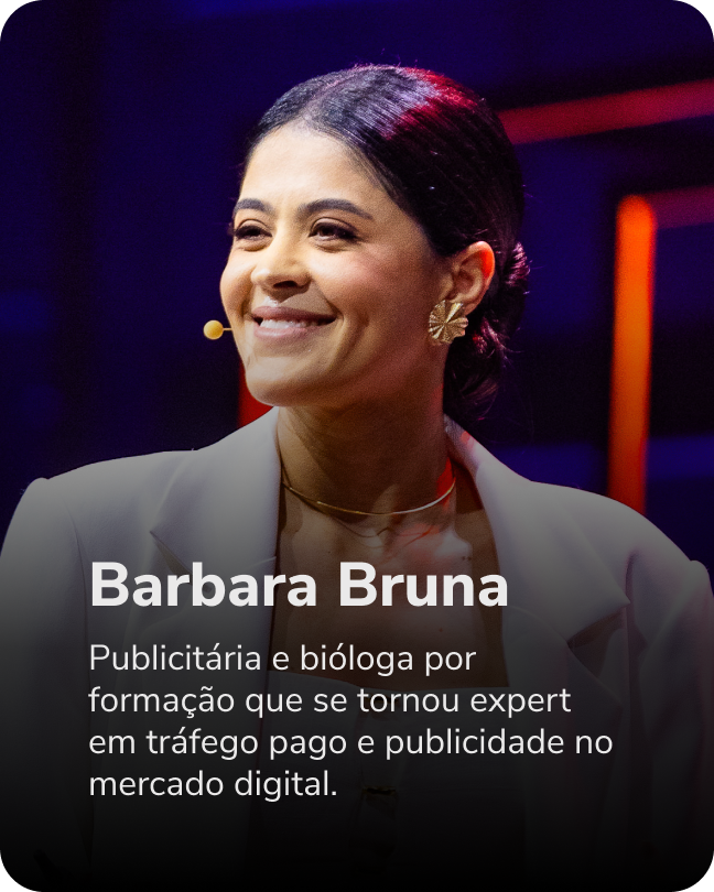 Barbara bruna está sorrindo e falando em um microfone