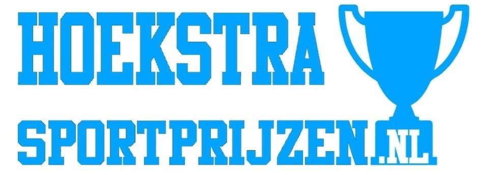 Logo van Hoekstra Sportprijzen met lichtblauwe tekst en een trofee. Inclusief 