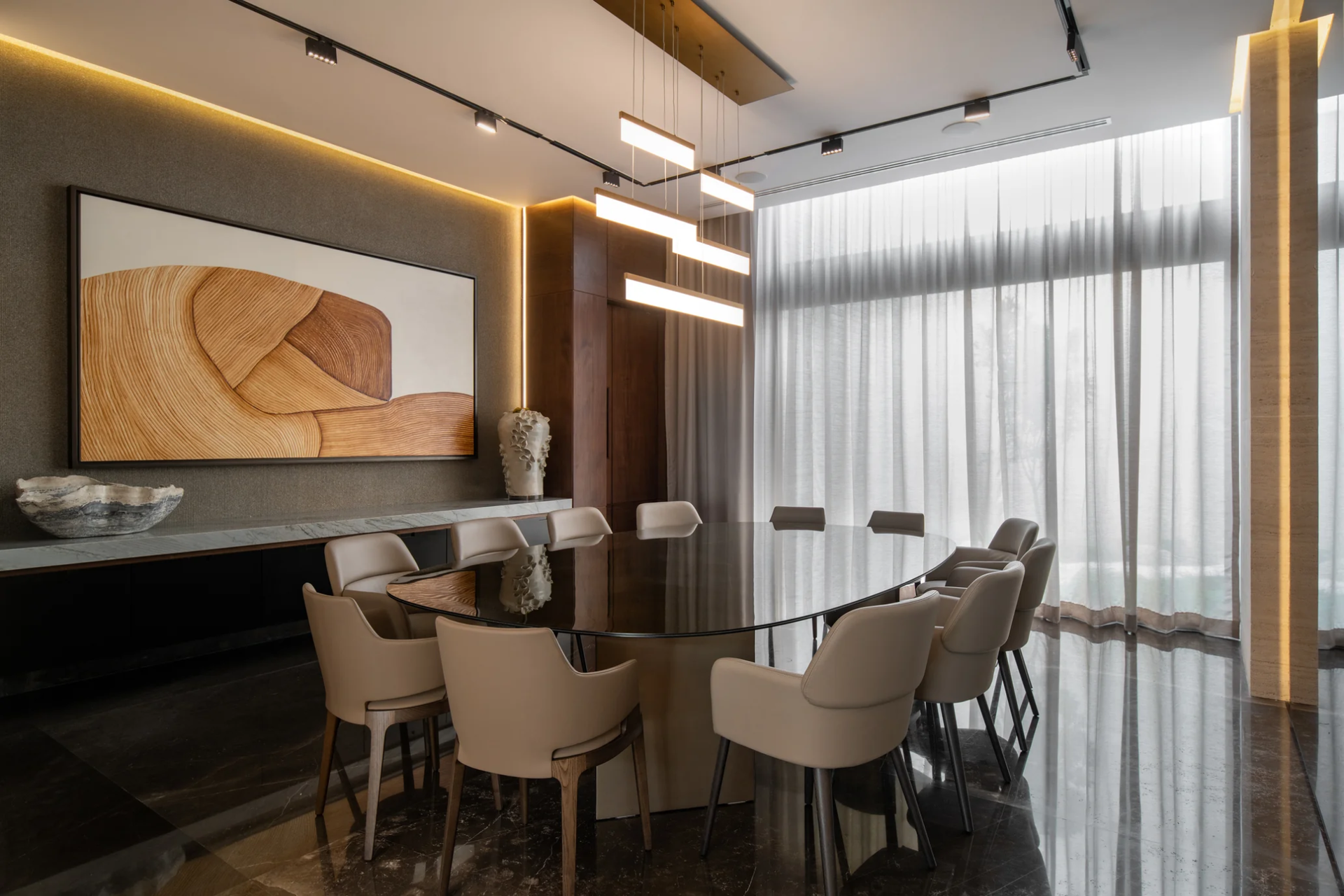 Interior con cortinas, piso y tapiz instalados