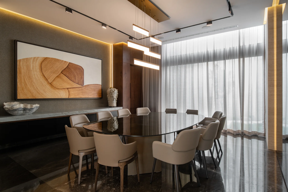 Interior con cortinas, piso y tapiz instalados