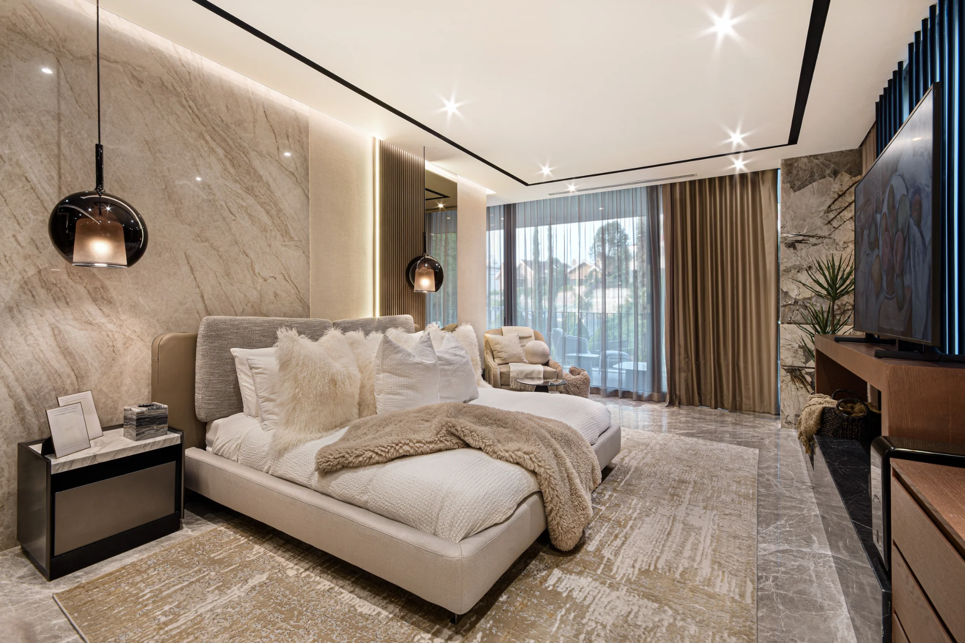 Interior con cortinas, piso y tapiz instalados