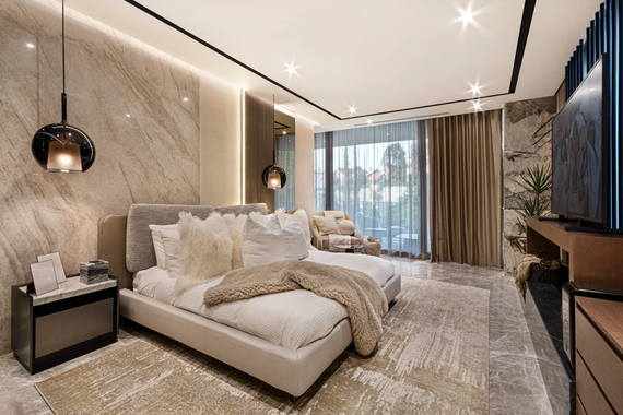 Interior con cortinas, piso y tapiz instalados