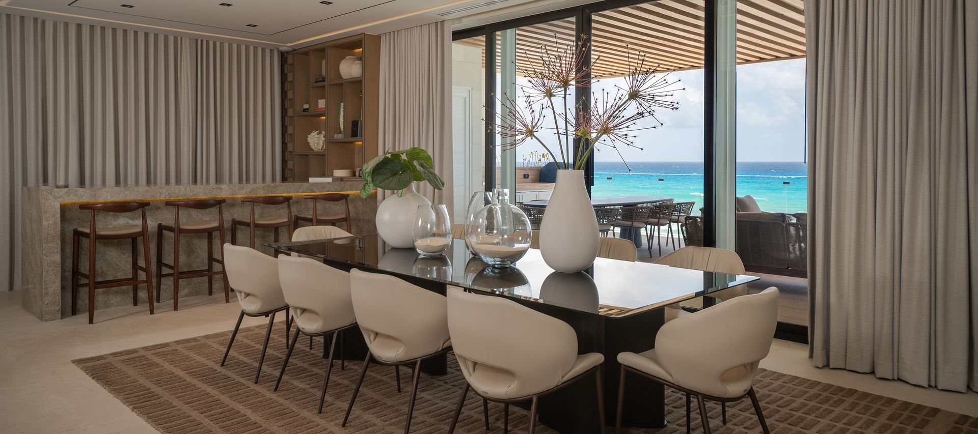 Interior residencial de alto nivel con vista al mar