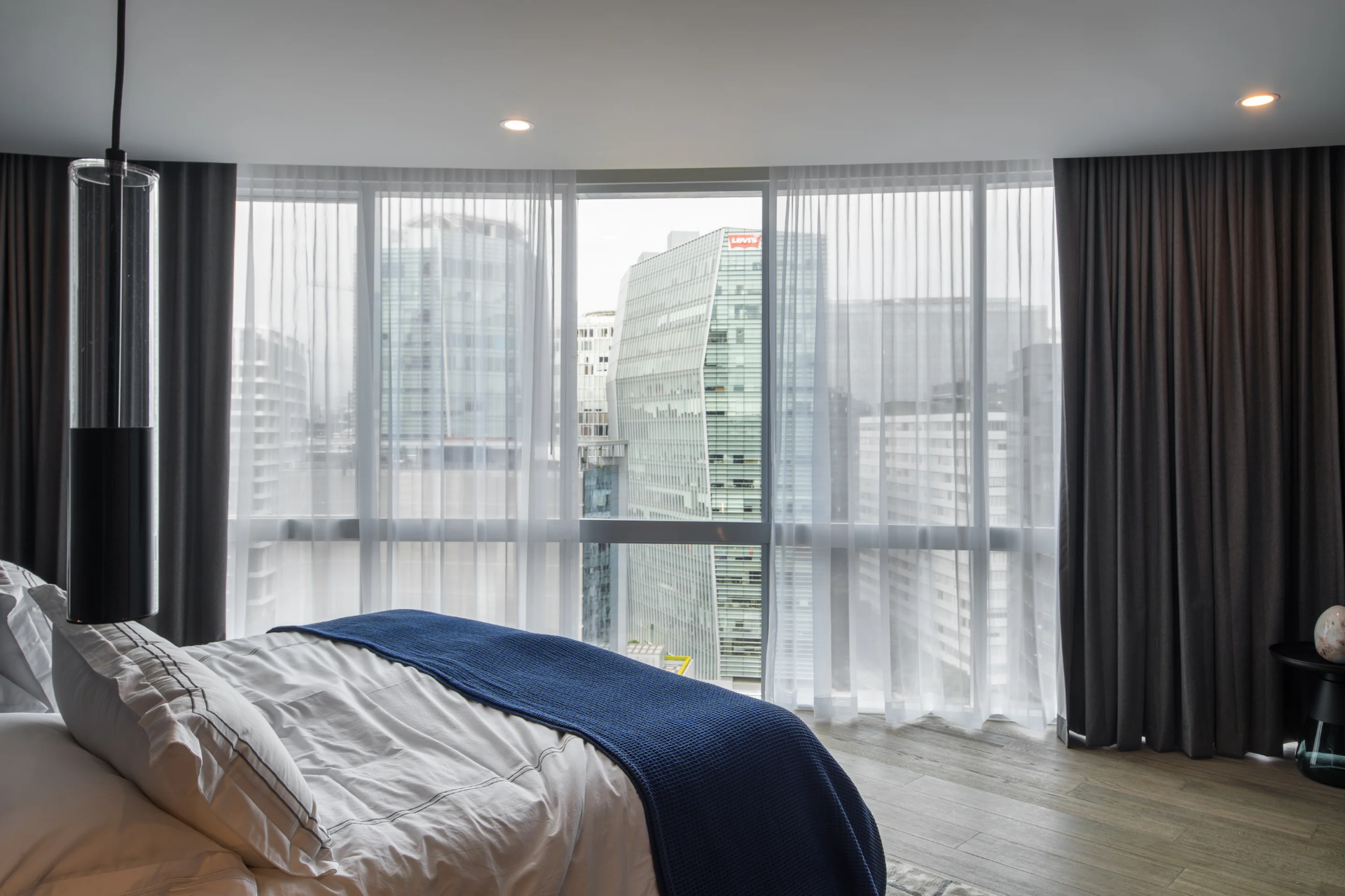 Interior con cortinas, piso y tapiz instalados