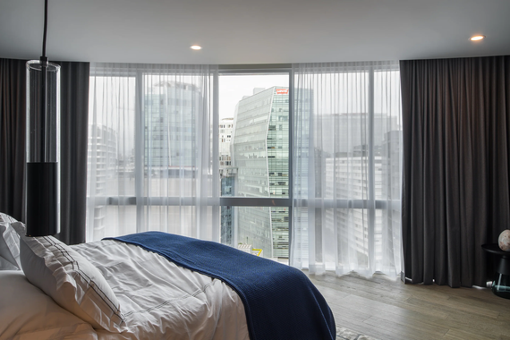 Interior con cortinas, piso y tapiz instalados