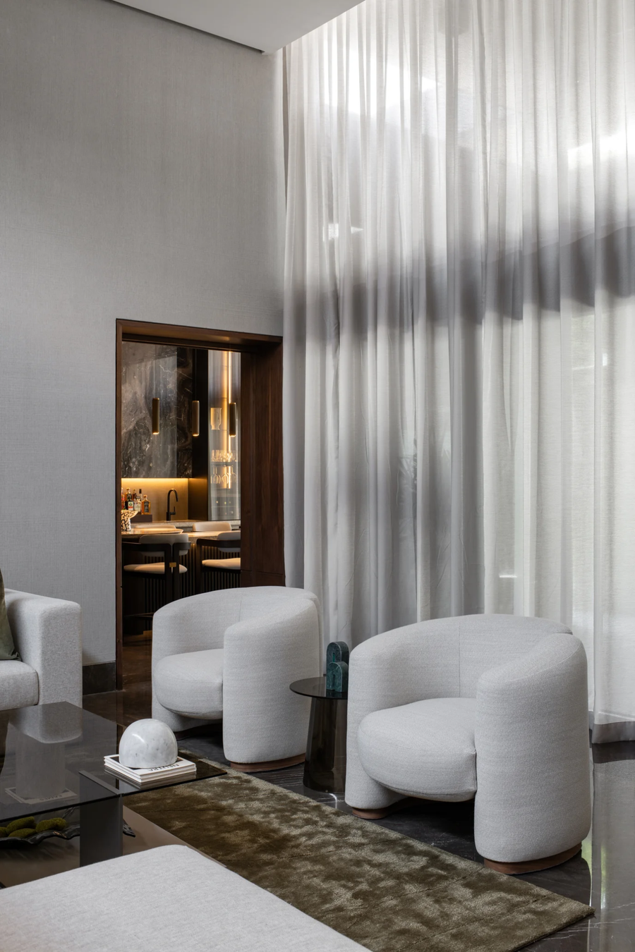Detalle de instalación de cortinas en restaurante