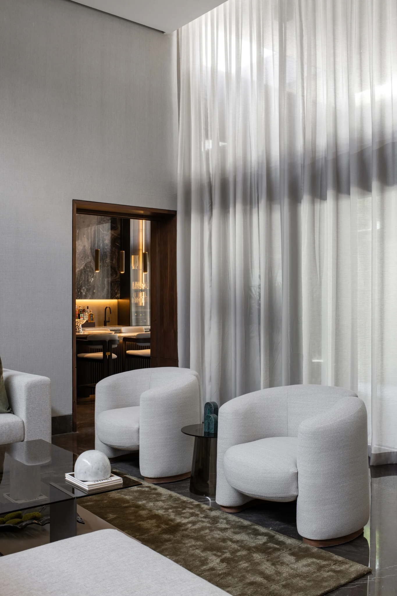 Detalle de instalación de cortinas en restaurante