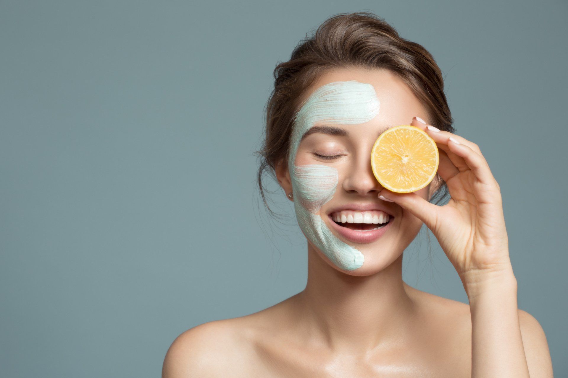 Gesicht mit Peeling und Zitrone