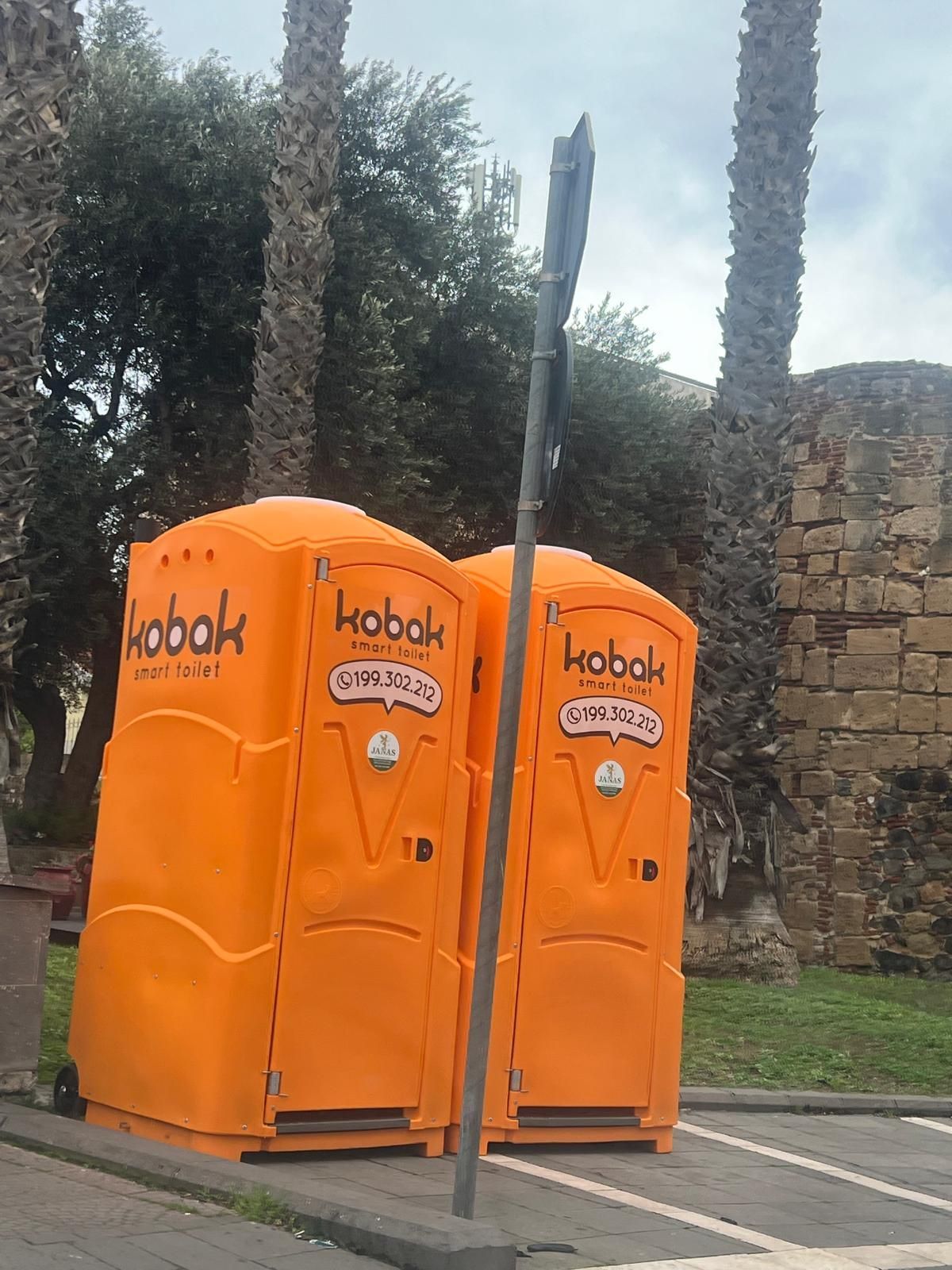 Servizio di noleggio bagni chimici.