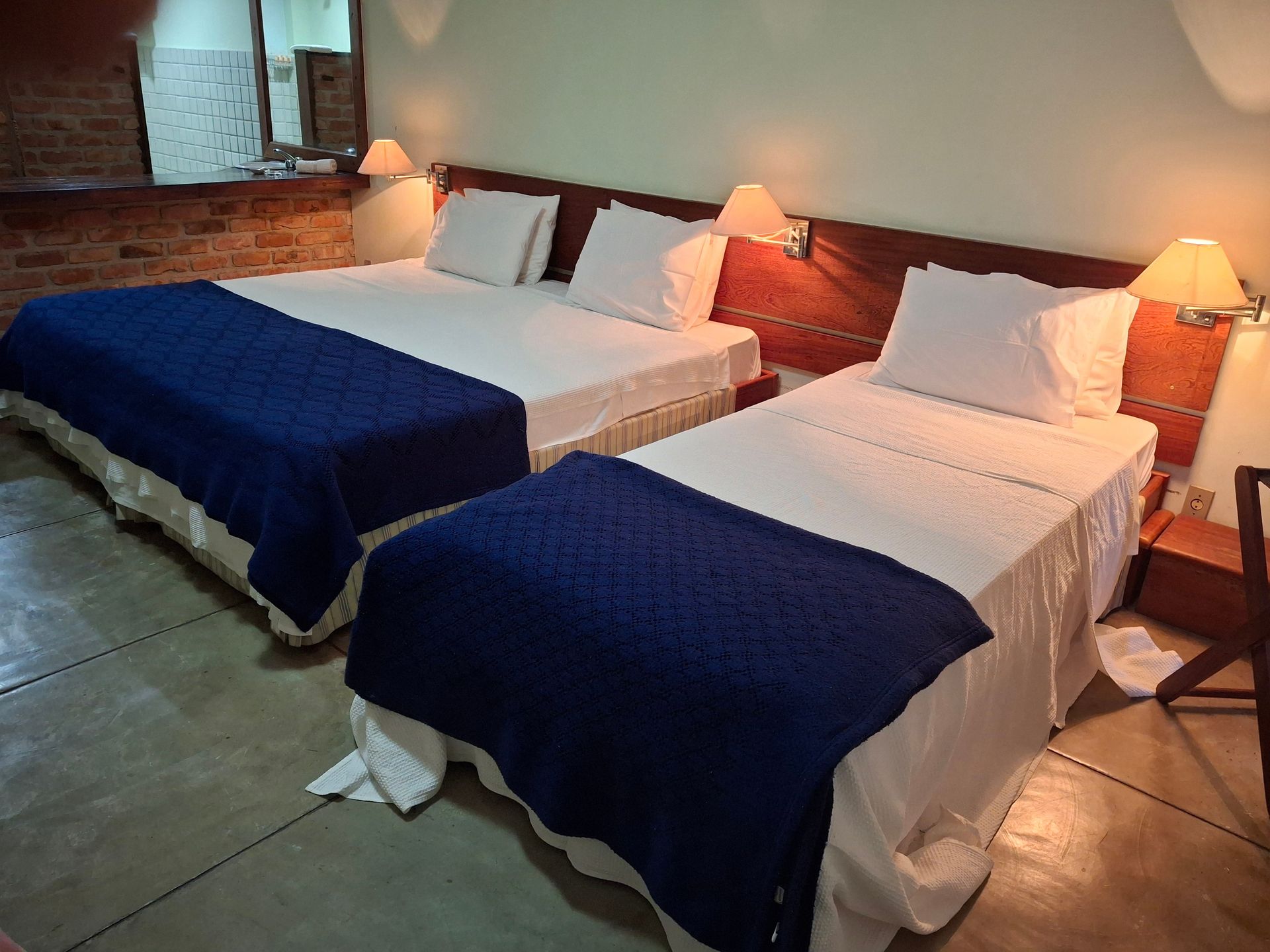 Um quarto de hotel com duas camas e duas lâmpadas-Pousada-Pilar