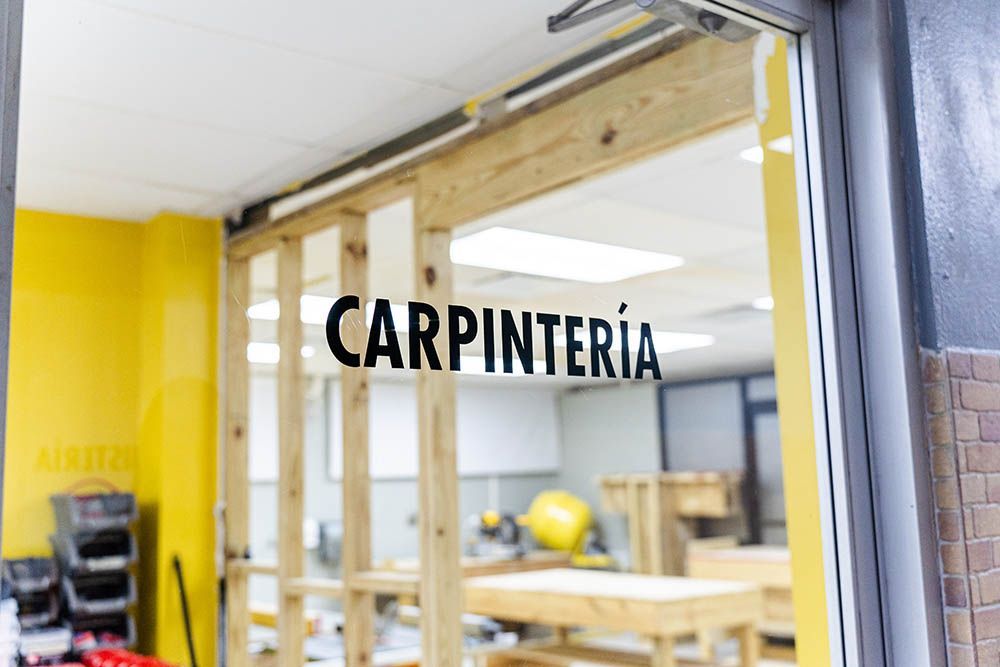 A carpenter 's shop with a sign on the door that says carpinteria.