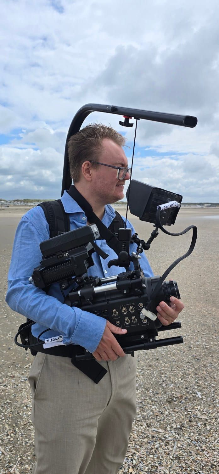 Melvin aan het filmen op het strand met een grote camera-rig