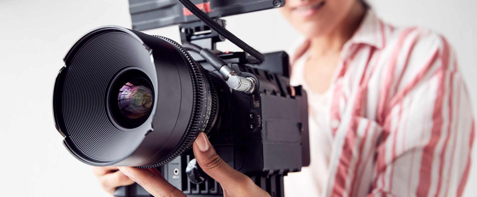 Een videograaf die bezig is met haar camera voor het maken van een trouwfilm
