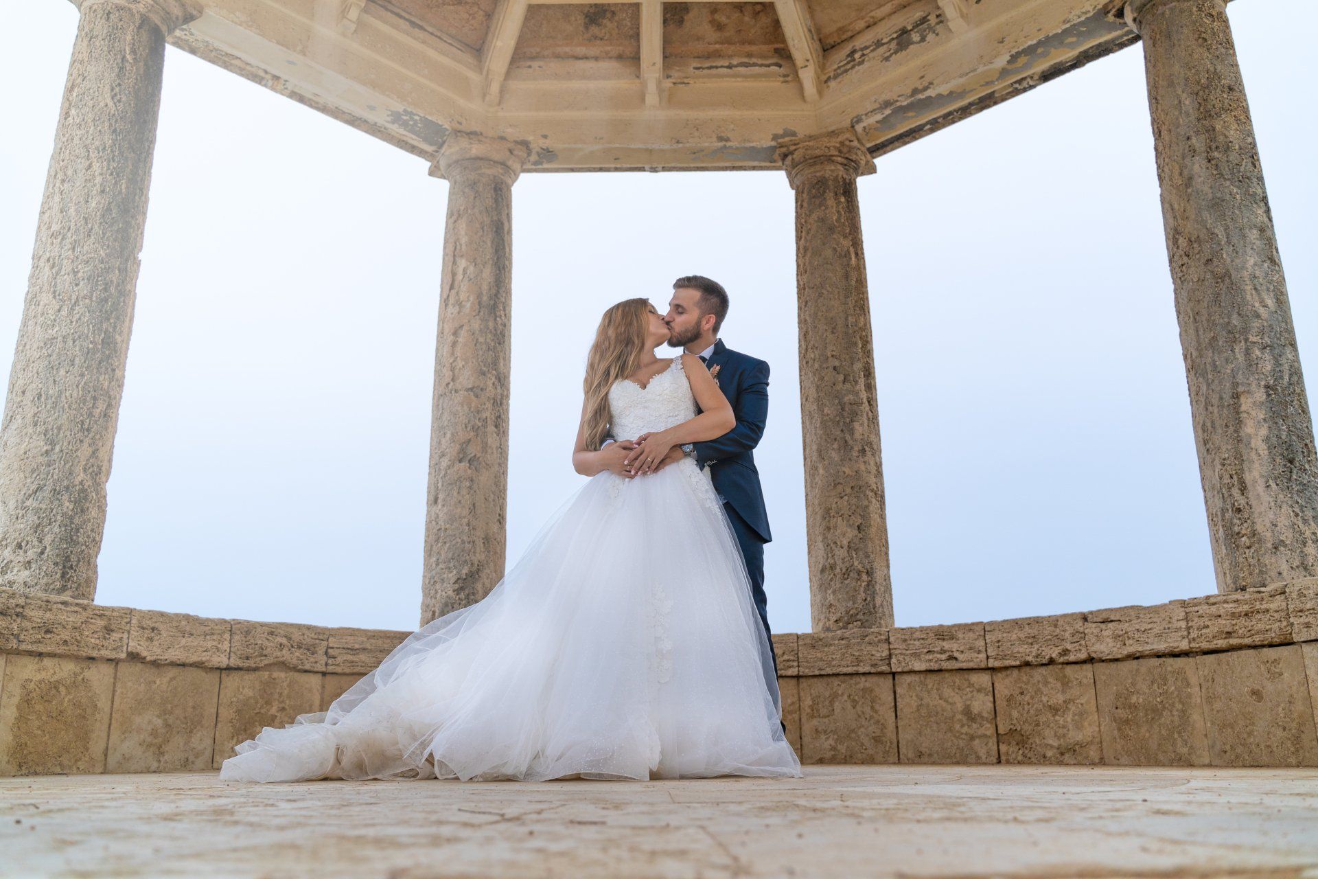 Een onvergetelijke ceremonie op het strand tijdens jullie destination wedding in Italië