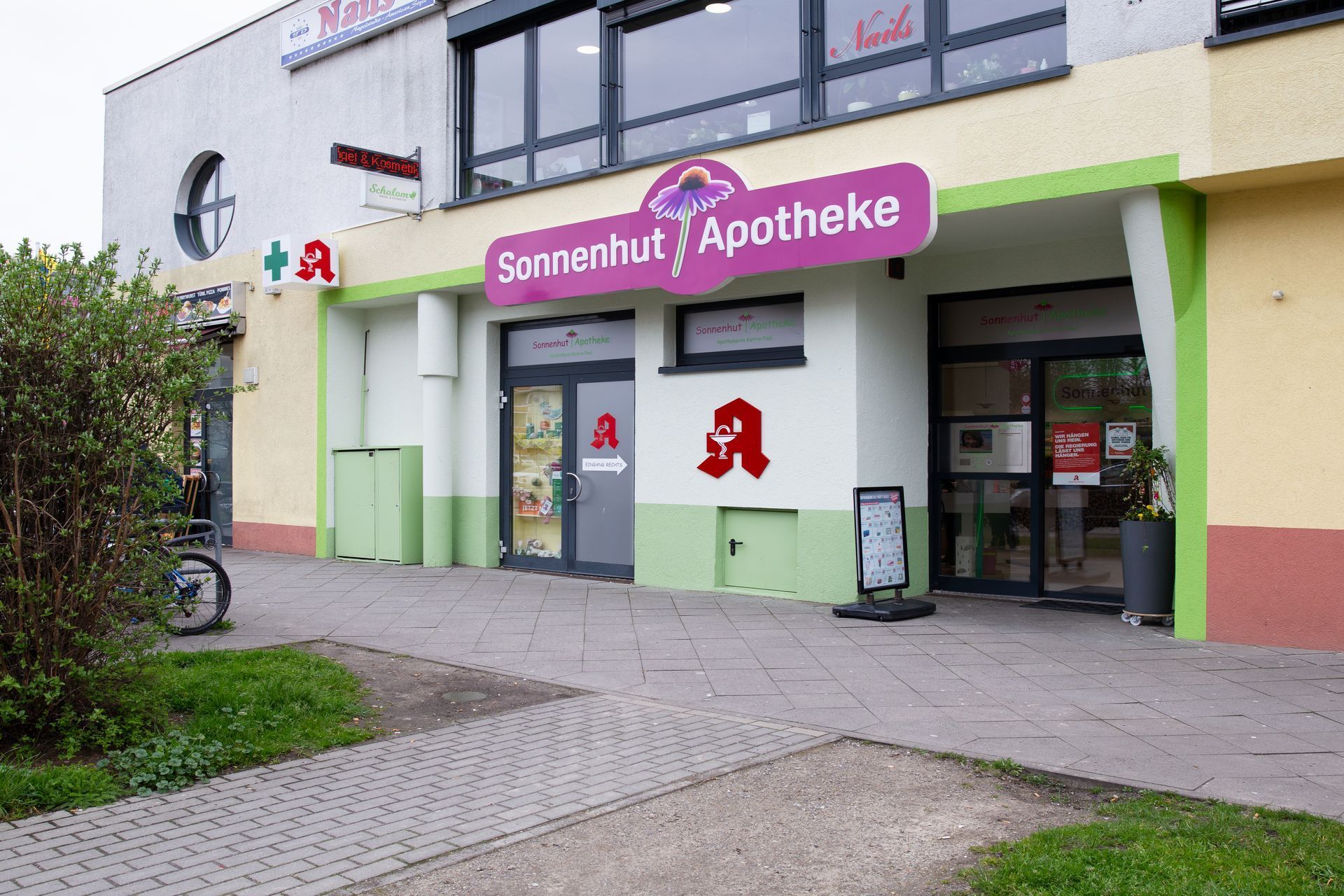 Außenansicht der Sonnenhut Apotheke in Berlin-Hellersdorf