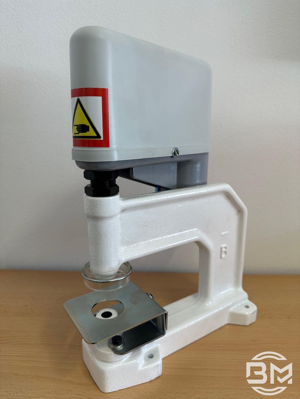 Breuss Metallwaren Pneumatische Presse seitlich