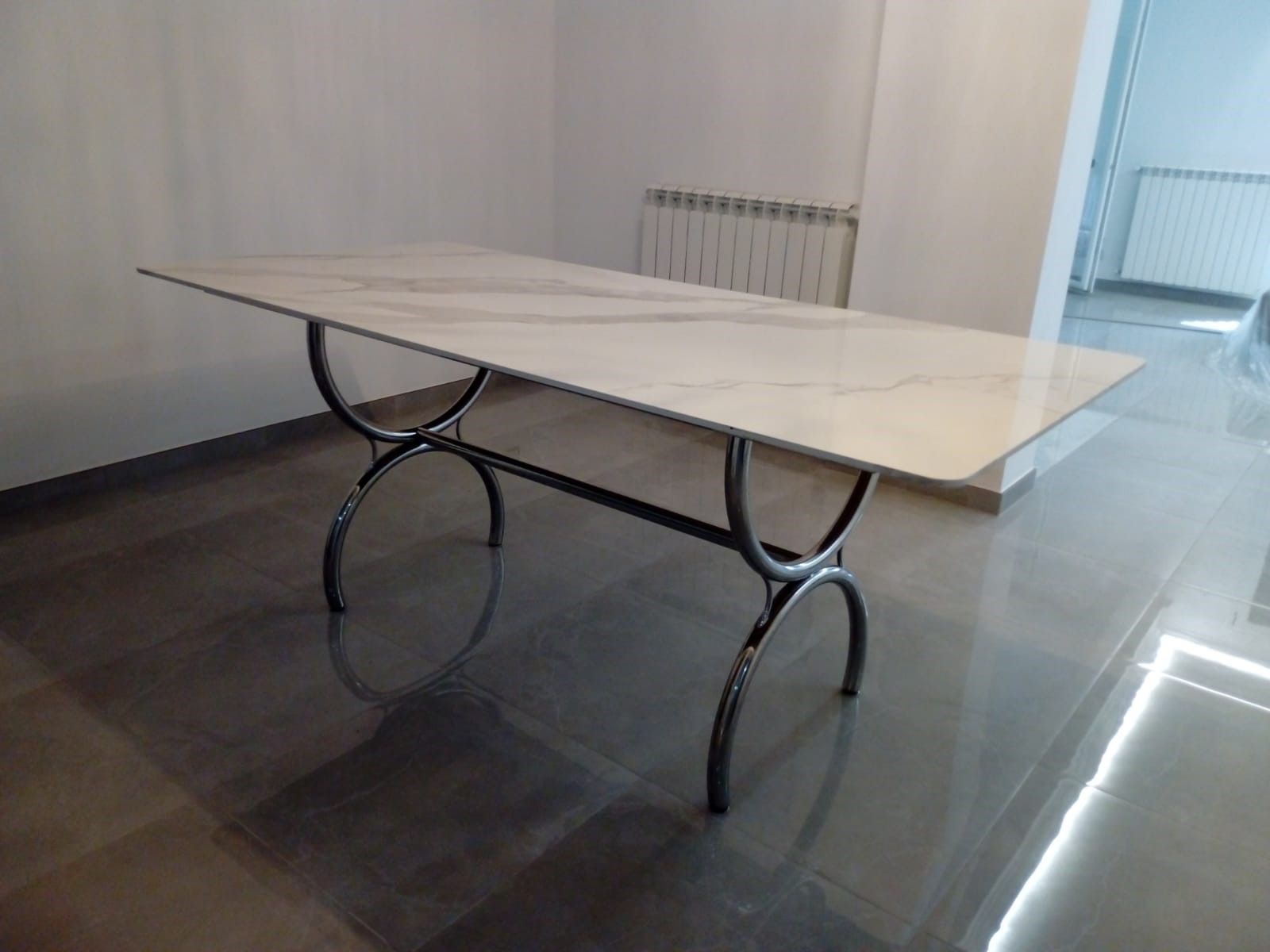 tavolino con finitura in acciaio inox