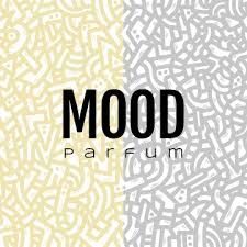 Logo di MOOD Parfum su uno sfondo astratto beige e grigio con motivo decorativo.