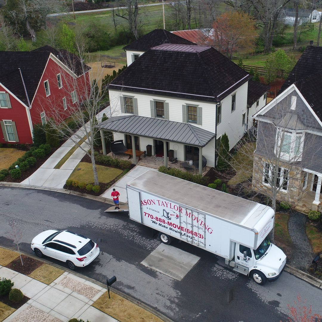 Young Couple Moving On Their New Home — Cumming, Georgia — Jason Taylor Moving & Storage