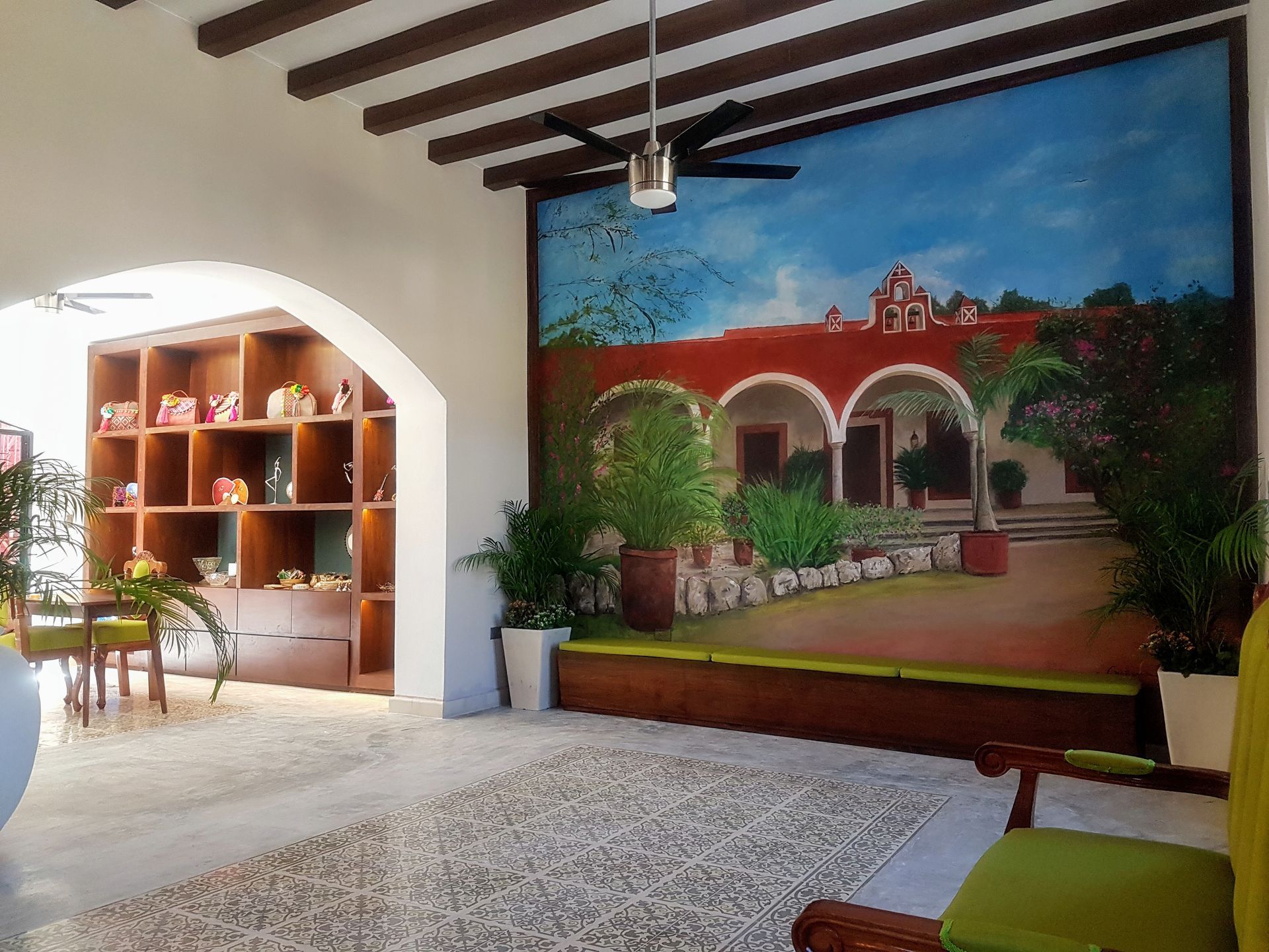 Una sala de estar con un cuadro de una casa en la pared.