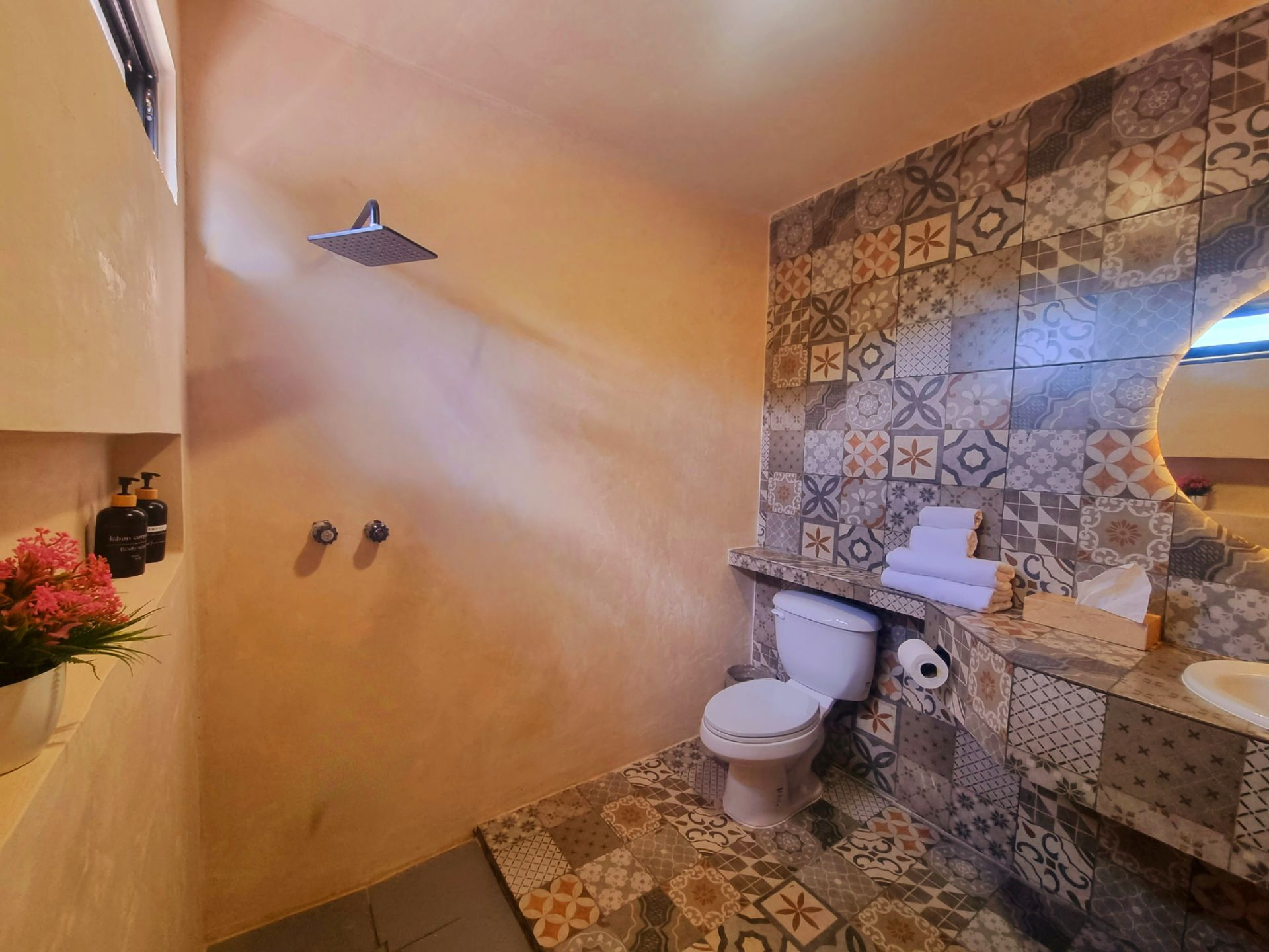 Un baño con inodoro, lavabo y ducha.
