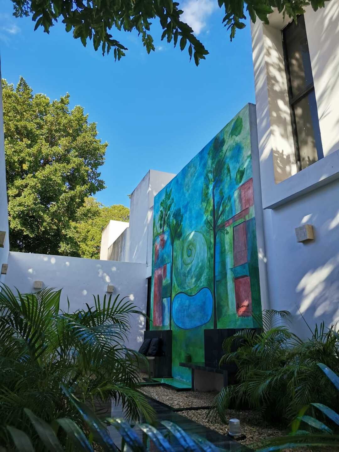 Un cuadro grande en el costado de un edificio.