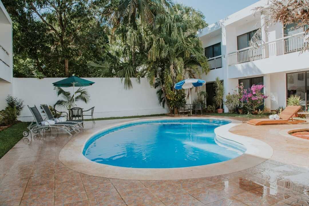 Hay una gran piscina en el patio trasero de una casa.