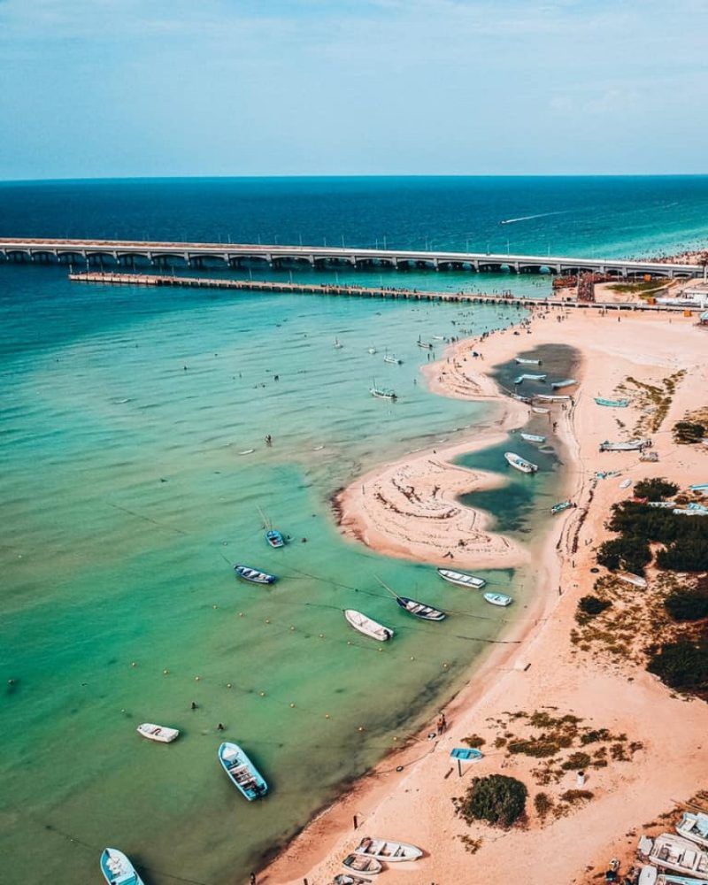 Una vista aérea de una playa con barcos en el agua.