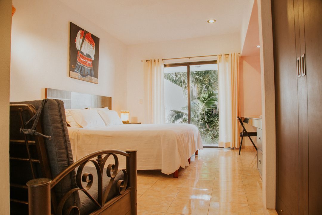 Una habitación de hotel con una cama grande y una silla.